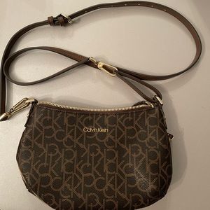 Calvin Klein Women's Elaine Small Signature Crossbody Cross Body